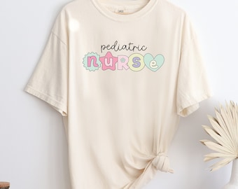 Pediatric Nurse Comfort Colors® T-Shirt Retro Pediatric Nurse Geschenk Abschlussgeschenk Schule Krankenschwester