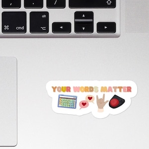 Puede incluir: Una pegatina con el texto "YOUR WORDS MATTER" en colores arcoíris. La pegatina presenta un teclado, un globo de diálogo con dos corazones, una mano haciendo el signo "Te amo" y un botón rojo.
