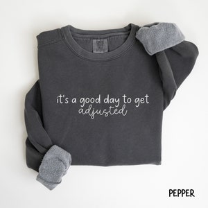 Chiropractor Comfort Colors® Sweatshirt Spine Chiropractic Lustig Humor Geschenk Guter Tag Angepasst DC Doktor der Chiropraktik Studentendiplom