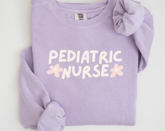 Enfermera pediátrica Comfort Colors® sudadera PEDS Enfermera Crewneck Margaritas Cursiva Pediatría Enfermera RN Grad Suéter Enfermería Sudadera Escuela