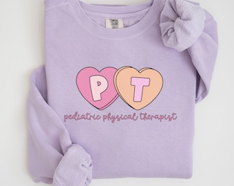 Physiotherapie Comfort Colors® Sweatshirt Physiotherapeut DPT Absolvent Geschenk PT Student Arzt Physiotherapie Crewneck Niedliche PT Geschenke