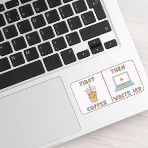 Puede incluir: Un port&aacute;til con una pegatina que dice "First Coffee" con un gr&aacute;fico de taza de caf&eacute; sonriente, y "Then Write IEP" con un gr&aacute;fico de port&aacute;til. La pegatina est&aacute; en un port&aacute;til blanco.