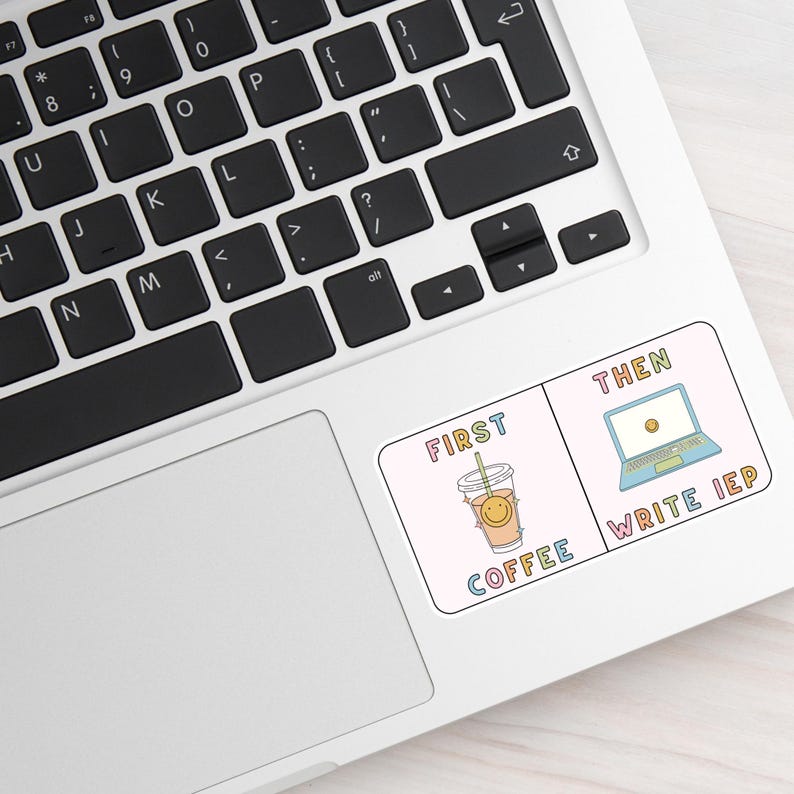 Puede incluir: Un port&aacute;til con una pegatina que dice "First Coffee" con un gr&aacute;fico de taza de caf&eacute; sonriente, y "Then Write IEP" con un gr&aacute;fico de port&aacute;til. La pegatina est&aacute; en un port&aacute;til blanco.