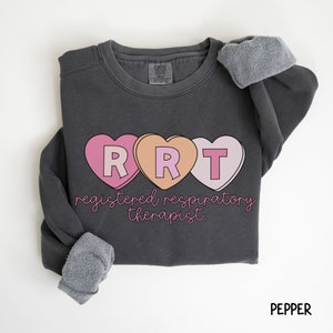 Inhalothérapeute Comfort Colors® Sweatshirt RRT Crewneck Saint-Valentin RT Sweetheart Love Cadeaux d’inhalothérapeute Cadeau de remise des diplômes