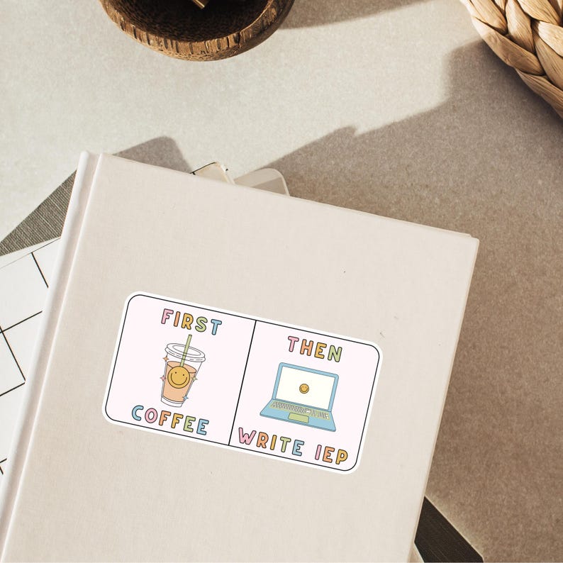 Puede incluir: Una pegatina con fondo rosa claro, dividida en dos secciones. La izquierda muestra una taza de caf&eacute; con una cara sonriente, el texto "FIRST COFFEE". La derecha muestra un port&aacute;til con una carita sonriente en la pantalla, el texto "THEN WRITE IEP".