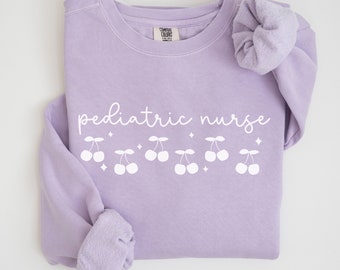 Sudadera de enfermera pediátrica Comfort Colors® Cereza PEDS Enfermera Cuello redondo Minimal Pediatría Enfermera RN Grad Suéter Escuela de enfermería Estética