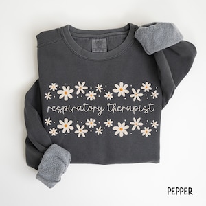 Sweat-shirt Comfort Colors® pour inhalothérapeutes RRT Ras du cou Infirmière diplômée RT Daisy Cursive Cadeaux pour inhalothérapeutes Cadeau de remise des diplômes