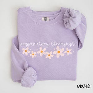 Sweat-shirt Comfort Colors® pour inhalothérapeutes RRT Ras du cou Infirmière diplômée RT Daisy Cursive Cadeaux pour inhalothérapeutes Cadeau de remise des diplômes