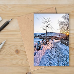 Carte de Noël originale inhabituelle, carte d'art vierge, carte d'anniversaire d'hiver, carte enneigée de la campagne anglaise Glossop, coucher de soleil sur un sentier d'hiver
