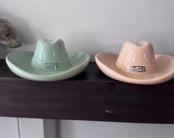 Aschenbecher in 2 Farben zur Auswahl, handbemalter Keramik-Cowboyhut, MCM-Vintage von TN Pottery