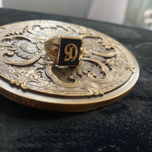Beautiful vintage signet ring 10k g.f. Initial “D” onyx gr 6 3/4