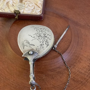 Antigua tarjeta de baile en plata grabada y lápiz de hueso del siglo XIX y su caja original con iniciales. Extraño