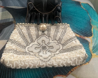 Gorgeous vintage Gorwood handbag with snap closure, made in France. Occasion: wedding, prom, special evening