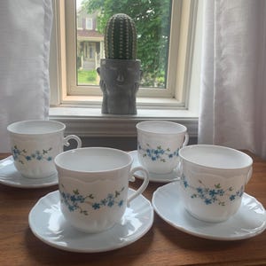 Arcopal, set of 4 vintage French cups and saucers. White milk glass with a blue Veronica Forget-Me-Not motif.