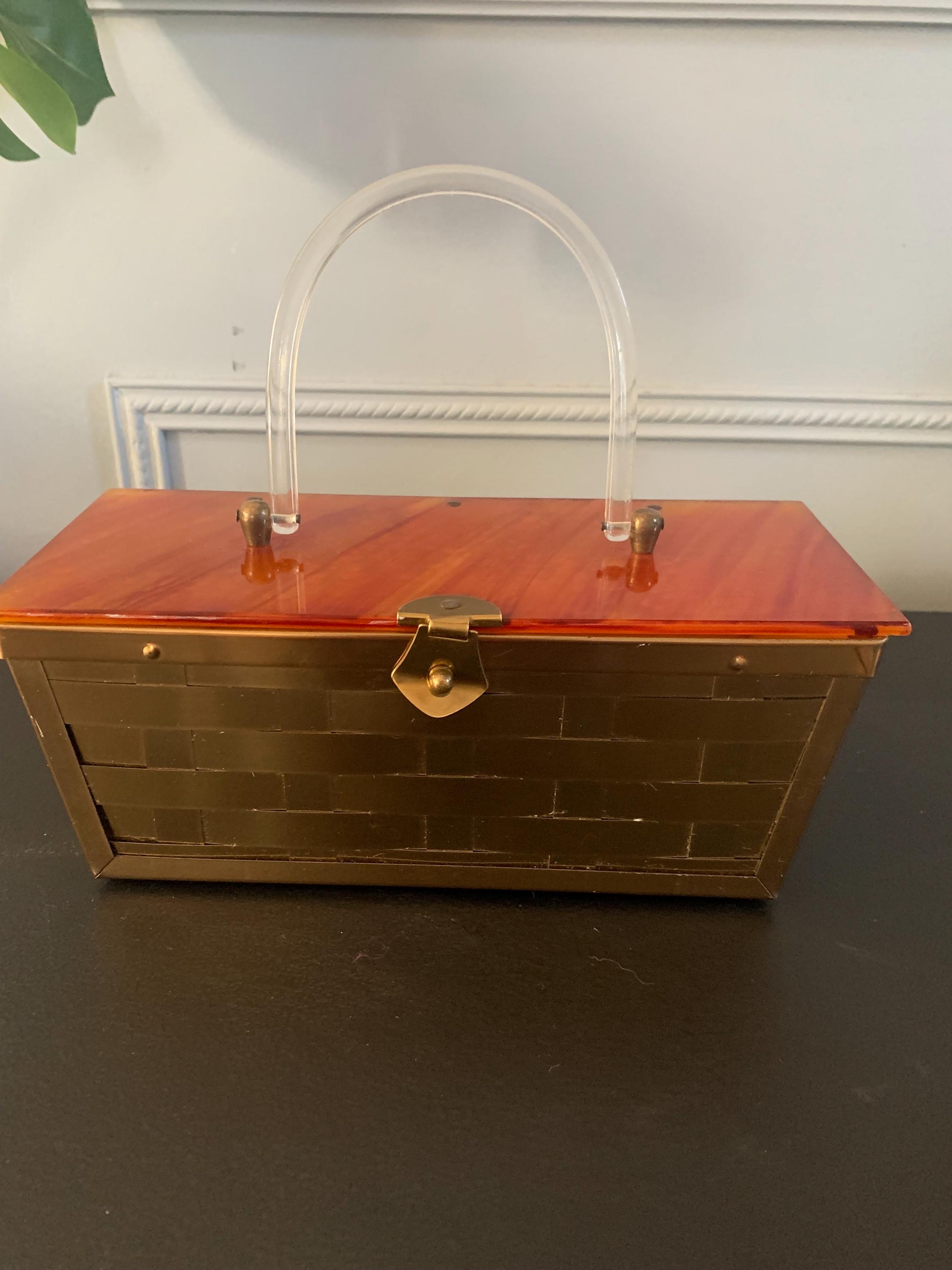 Sac à main vintage metal tressé natté doré années 1950 avec poignée lucite claire et dessus en Bakelite.