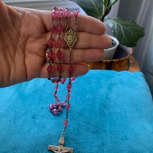 Vintage katholischer Rosenkranz mit rosa Glasperlen.