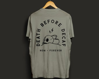 Döden före koffeinfritt kaffeälskare T-shirt: Dödskalle och kaffekoppgrafik