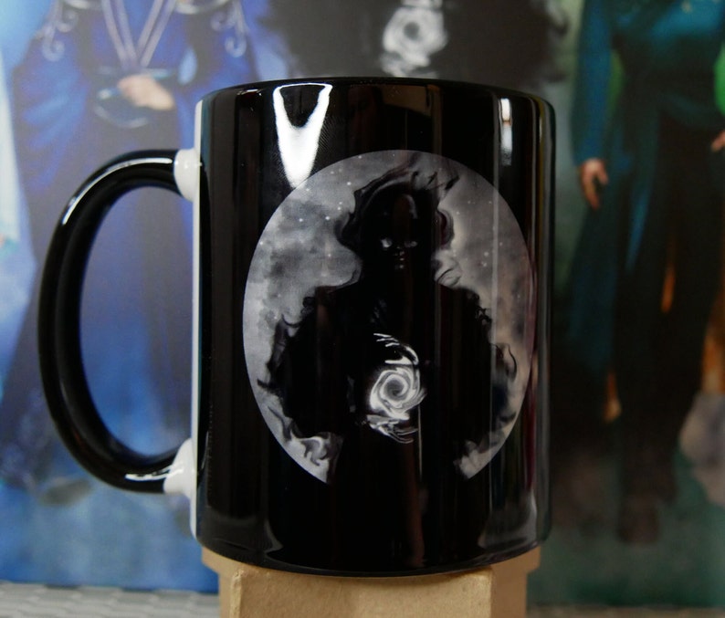 Mugs Personnages TACEO : Nivalis, Iras, Akris, Vorago et Aethera AKRIS (mug noir)