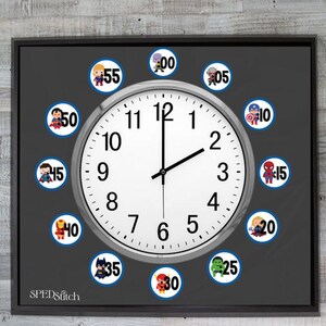 Pode incluir: Um relógio de parede quadrado com moldura preta e fundo cinza. O mostrador do relógio é branco com números e ponteiros pretos. Autocolantes com tema de super-heróis marcam os minutos. O texto "SPEDStitch" está na parte inferior esquerda.