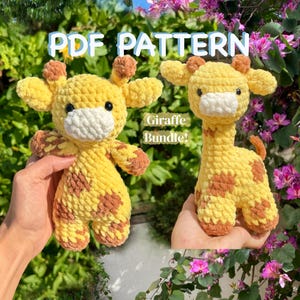 Peut inclure: Deux jouets girafes crochetés. Les girafes sont jaunes avec des taches et des accents marron. Le texte "PDF PATTERN" et "Giraffe Bundle!" est affiché dans l'image. L'arrière-plan présente un feuillage vert et des fleurs roses.
