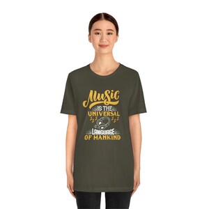 Music Is The Universal Language T-Shirt: Musician Gift Tee 画像 4