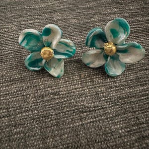 handmade stud earrings - green white flower with gold leaf