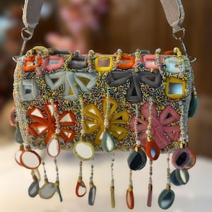 Bolso de hombro estilo boho hecho a mano con cuentas y patchwork, bolso de mano con borlas coloridas.