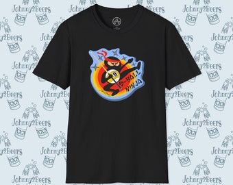 Puede incluir: Camiseta negra con un gráfico de un ninja de dibujos animados sosteniendo un taco de billar y una bola 9. El gráfico está en un círculo con el texto "8-BALL NINJA" debajo.