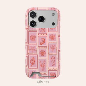 Op de afbeelding: Een lichtroze telefoonhoesje met een herhalend patroon van oranje lijntekeningen van schelpen, een zeester, een zeepaardje en een kreeft, elk in een rechthoekig kader, met de tekst NINETY4 onderaan afgebeeld.
