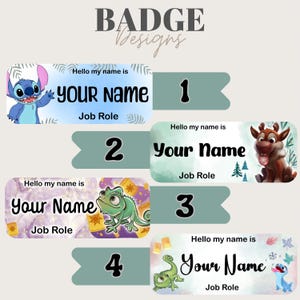 Op de afbeelding: Vier verschillende badge-ontwerpen met cartoonfiguren. De eerste badge toont Stitch van Lilo & Stitch, de tweede een rendier, de derde Pascal van Rapunzel en de vierde Pascal en een blauwe vogel. Elke badge heeft de tekst "Hello my name is" en "Your Name" met ruimte voor een functie.
