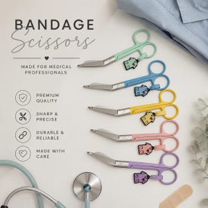 Puede incluir: Cinco pares de tijeras para vendajes en verde menta, azul, amarillo, rosa y lavanda, cada una con un dije de uniforme m&eacute;dico a juego. El texto dice: BANDAGE SCISSORS, MADE FOR MEDICAL PROFESSIONALS, PREMIUM QUALITY, SHARP & PRECISE, DURABLE & RELIABLE, MADE WITH CARE.