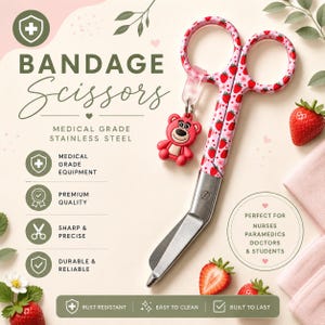 Può includere: Forbici per bende in acciaio inossidabile di grado medico con manico rosa a motivo di fragole rosse e un piccolo ciondolo a forma di orsetto rosa. Il testo sull'immagine riporta BANDAGE SCISSORS, MEDICAL GRADE STAINLESS STEEL e altre caratteristiche.