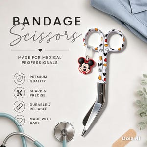 Könnte beinhalten: Verbandschere mit weißem Griff, einem bunten Mickey-Mouse-Muster und einem Mickey-Mouse-Anhänger. Der Text lautet BANDAGE SCISSORS, MADE FOR MEDICAL PROFESSIONALS, PREMIUM QUALITY, SHARP & PRECISE, DURABLE & RELIABLE, MADE WITH CARE.