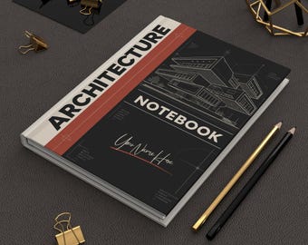 Może przedstawiać: Prostokątny notatnik z czarną okładką, na której znajduje się biały napis ARCHITECTURE NOTEBOOK, biały rysunek liniowy nowoczesnego budynku oraz czerwony pasek. Okładka zawiera linię z tekstem Your Name Here.