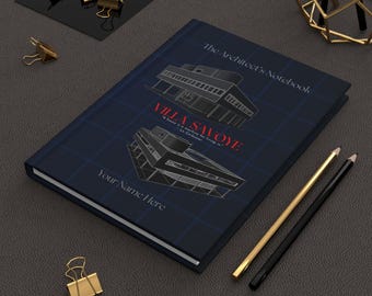Może przedstawiać: Niebieski notes z siatką i tekstem "The Architect's Notebook" oraz "VILLA SAVOYE" w kolorze białym. Notes zawiera czarno-białą ilustrację willi Savoye, modernistycznego domu zaprojektowanego przez Le Corbusiera. Tekst "Your Name Here" jest nadrukowany na dole notesu w kolorze białym.
