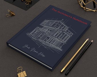 Może przedstawiać: Granatowy notatnik z napisem "The Architect's Notebook" ze szczegółowym szkicem architektonicznym na okładce. Notatnik zawiera tekst "Your Name Here" i jest uzupełniony złotymi i czarnymi ołówkami oraz złotymi spinaczami.