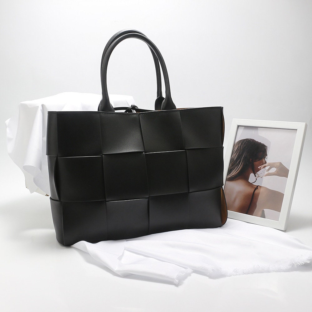 Bottega Veneta “Jodie” large bag in black