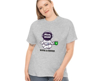 Unisex T-Shirt Peace Begins With a Coffee - 100% Heavy Cotton Astronaut Yoga T-Shirt | Verschiedene Größen & Farben - Beste Geschenke für Männer und Frauen