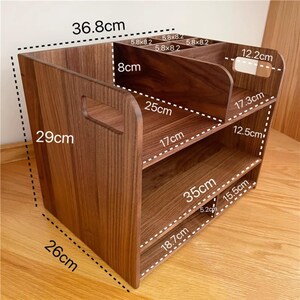 Op de afbeelding: Een houten bureau-organizer met meerdere compartimenten en planken. De organizer is 29 cm hoog, 36,8 cm breed en 26 cm diep. Het heeft een bovenste gedeelte met kleine verdelers en twee lagere planken.