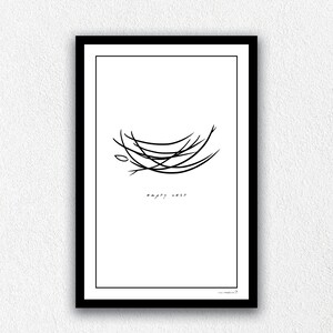 Puede incluir: Impresión de arte de línea en blanco y negro de un nido de pájaro vacío con el texto "empty nest" debajo.