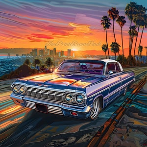 Può includere: Una Chevrolet Impala blu vintage con dettagli cromati percorre una strada con una città sullo sfondo. Il cielo è un tramonto arancione e rosa vibrante.