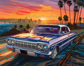 Op de afbeelding: Een vintage blauwe Chevrolet Impala met chroomaccenten rijdt over een weg met een stadsbeeld op de achtergrond. De lucht is een levendige oranje en roze zonsondergang.