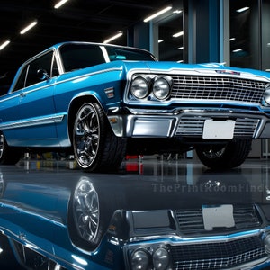 Könnte beinhalten: Ein klassischer blauer Chevrolet Impala von 1964 mit Chrom-Akzenten und einem schwarzen Kühlergrill. Das Auto steht in einer Garage mit einem reflektierenden Boden.