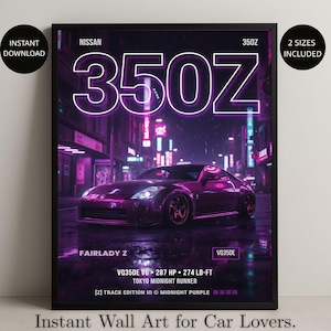 Puede incluir: Un póster enmarcado con un Nissan 350Z morado en un paisaje urbano iluminado con neón. El póster incluye "350Z", "Fairlady Z" y especificaciones como "287 HP" y "274 lb-ft". También incluye "Descarga instantánea" y "2 tamaños incluidos".