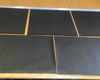 Toile de livre noire vintage. Cinq panneaux de 32 x 43 cm dans chaque paquet.