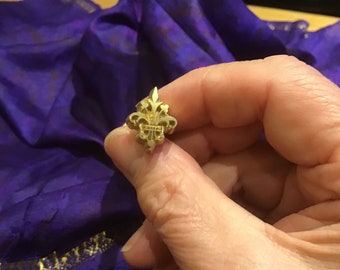 Fleur de Lys. Outil à main décoratif en laiton pour la reliure et le travail du cuir, neuf non utilisé.