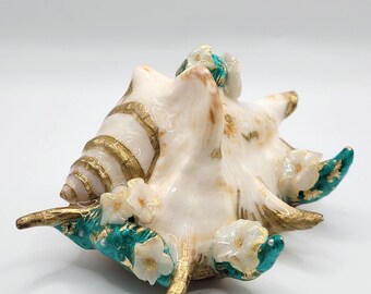 Nautical decorative shell set, upcycled real seashells with polymer clay flowers in porcelain look, turquoise and gold accents, unique handmade piece