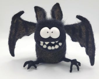 Bat decoration, needle-felted figure made of pure wool, quirky Gothic decoration, animal figure for hanging, unusual gift, handmade unique item