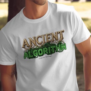 Puede incluir: Camiseta blanca con el texto "ANCIENT ALGORITHM" en marrón y verde, con un diseño de placa de circuito. La frase "(logical heritage)" está debajo de la palabra "ALGORITHM".
