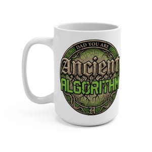 Könnte beinhalten: Weißer Keramikbecher mit großem Henkel. Der Becher hat ein kreisförmiges Design mit den Worten "DAD YOU ARE" oben und "ANCIENT ALGORITHM" in einer stilisierten Schriftart. Das Design enthält grüne und braune Farben.